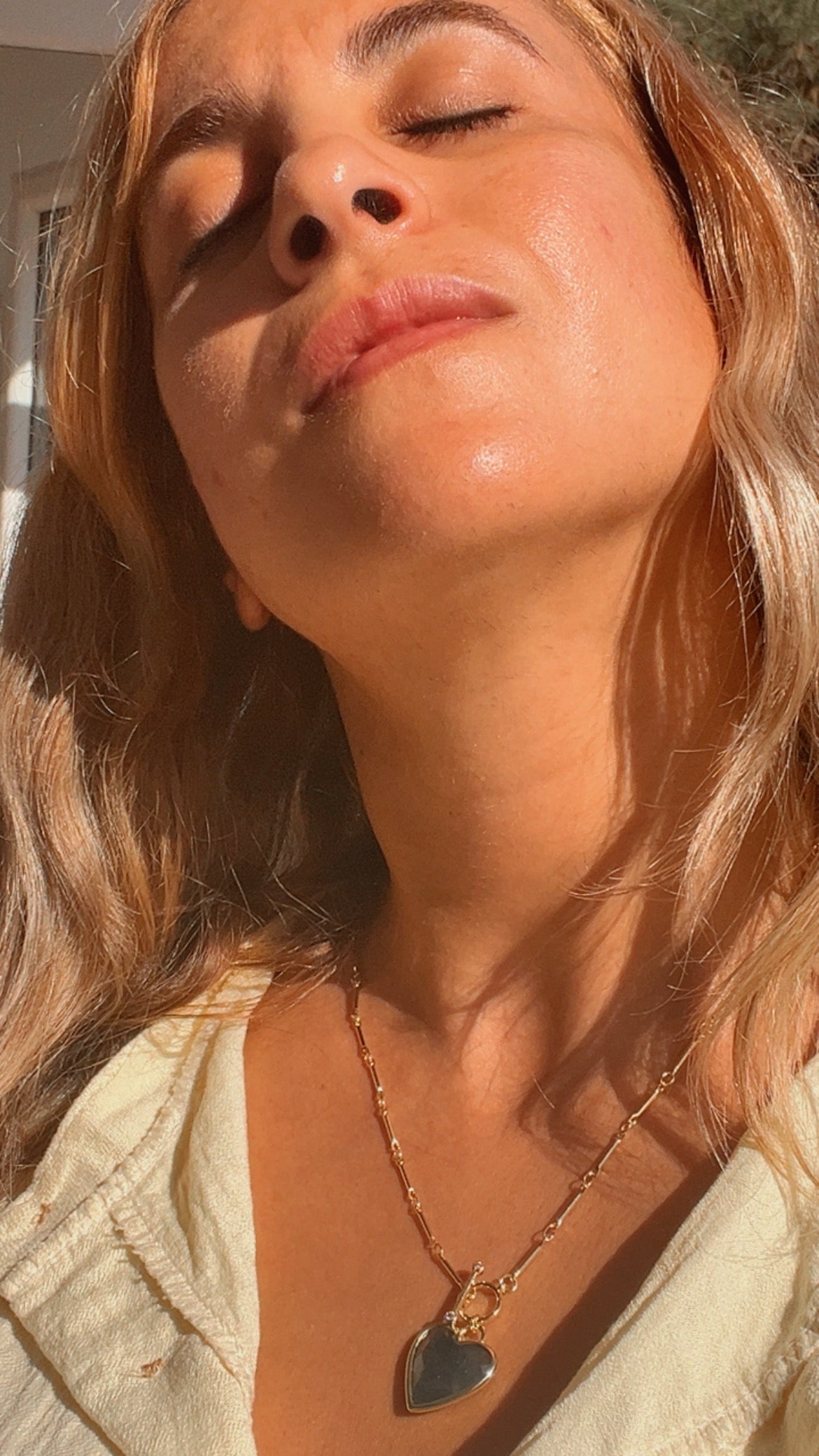 Collar corazón cierre delantero