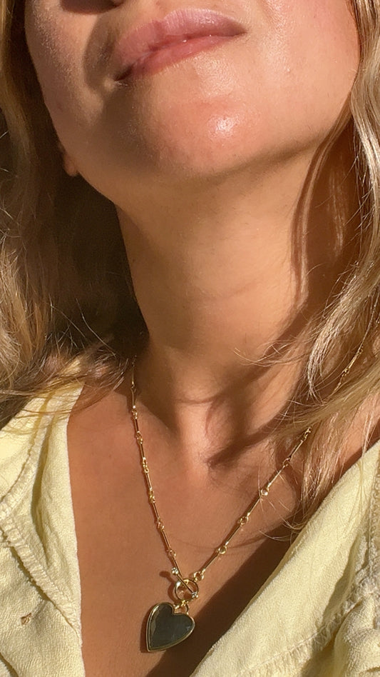 Collar corazón cierre delantero